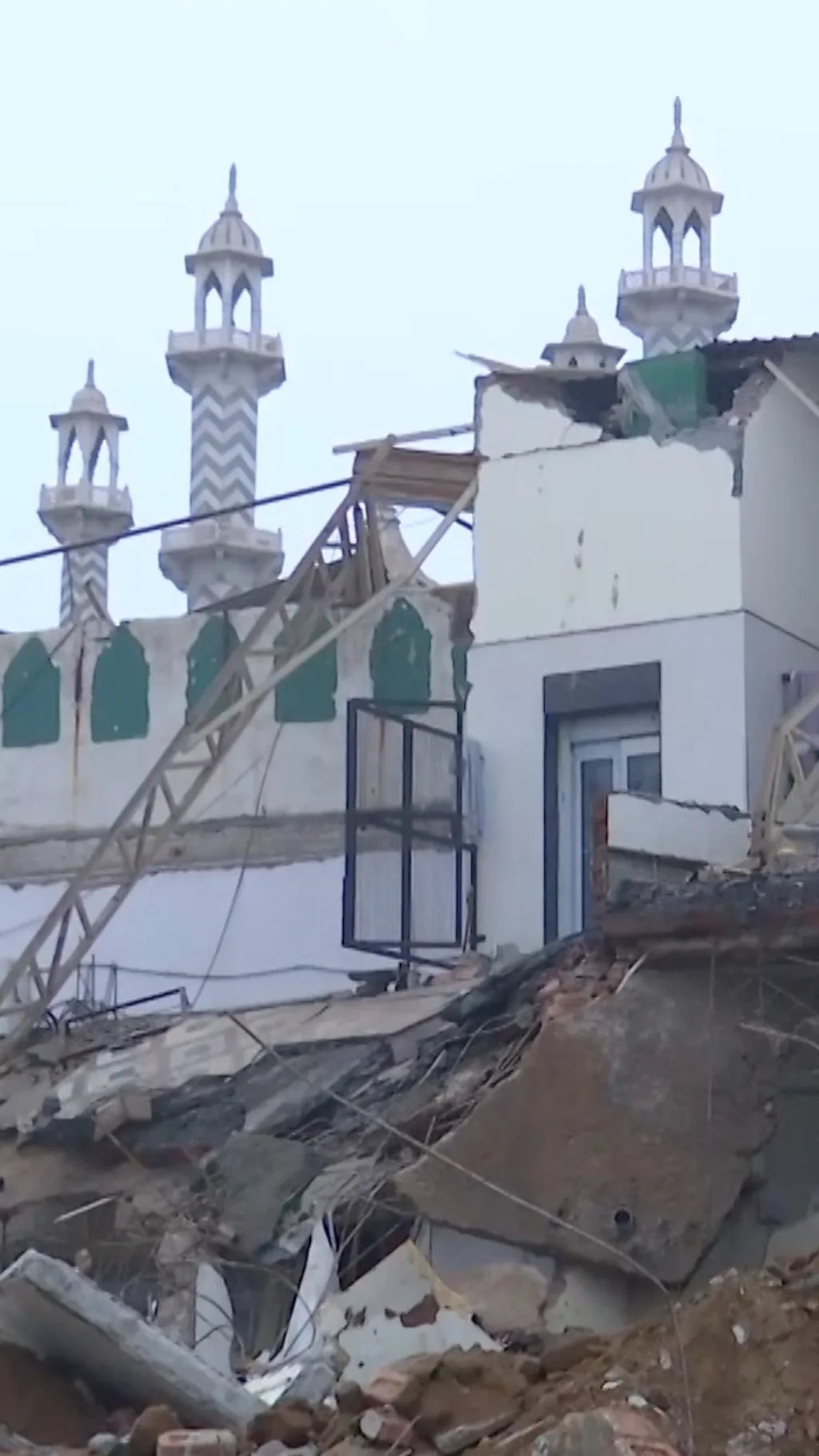 दिल्ली में तुर्कमान गेट के पास अतिक्रमण हटाया गया, पुलिस और स्थानीय लोगों के बीच झड़प