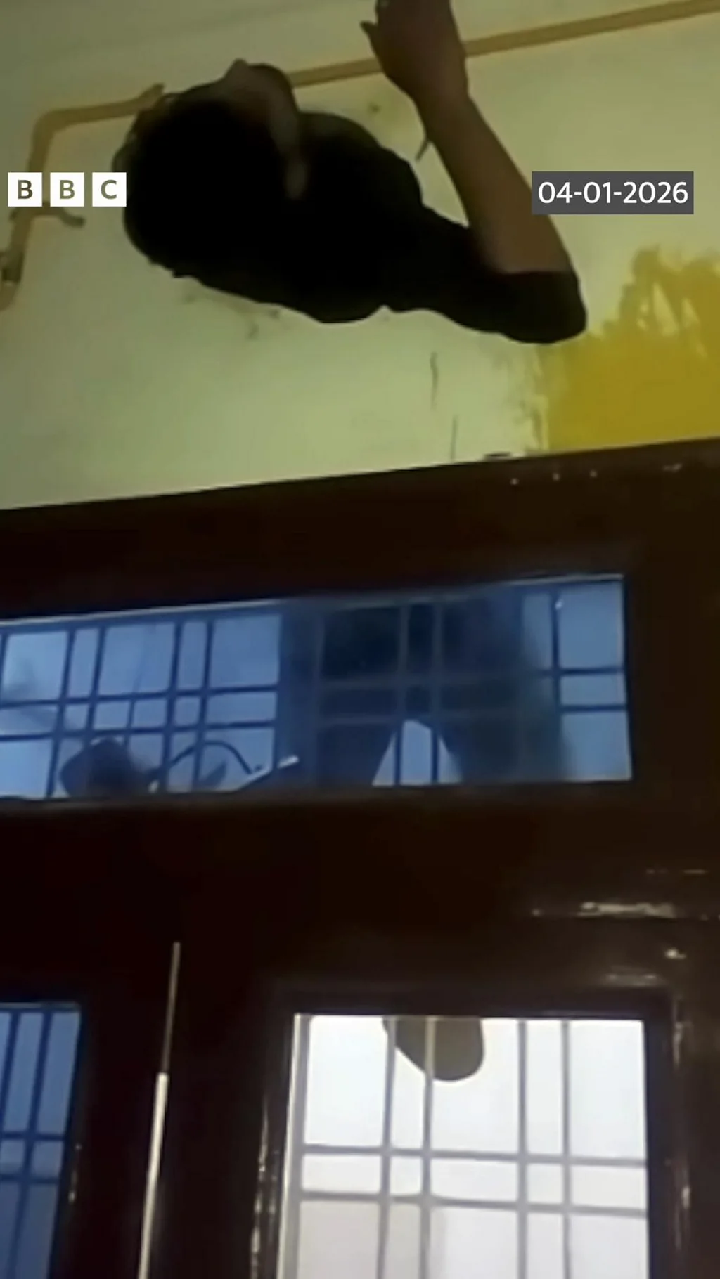 આ ભાઈ દિવાલના હોલમાં કેવી રીતે ફસાઈ ગયા?