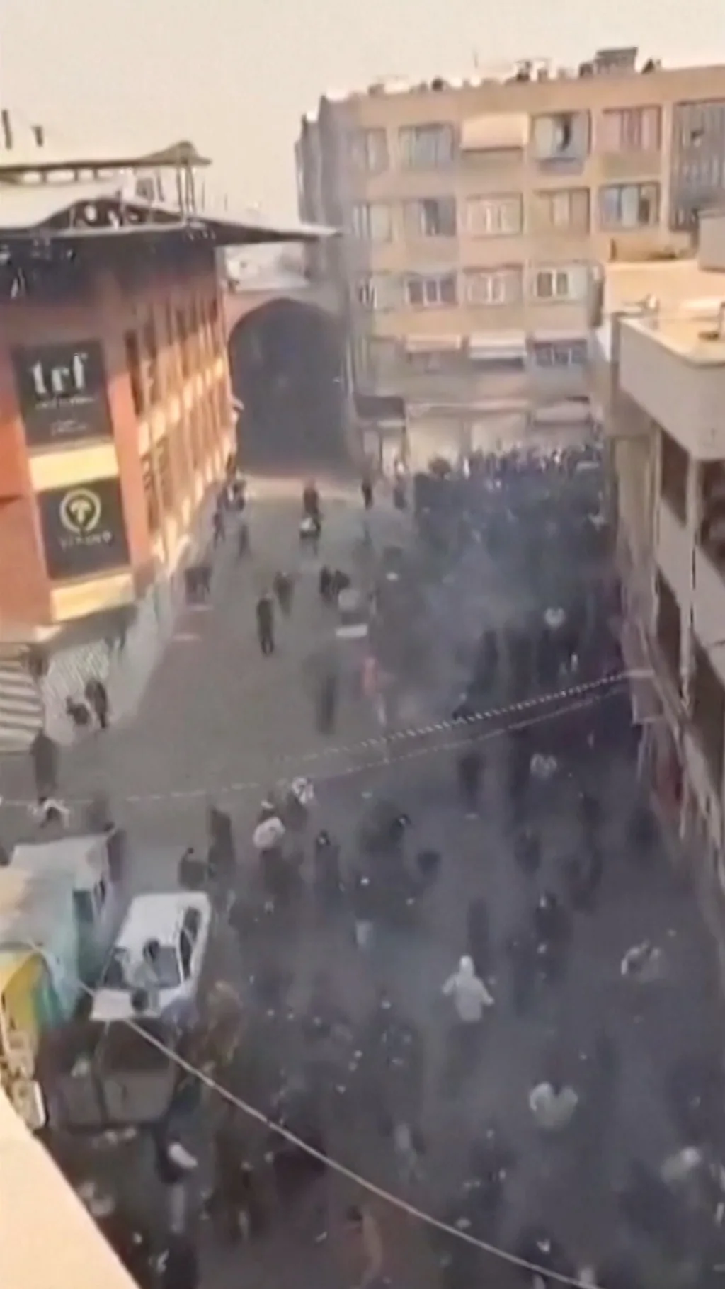 ईरान में चल रहा प्रदर्शन, प्रदर्शनकारी और पुलिस के बीच झड़प