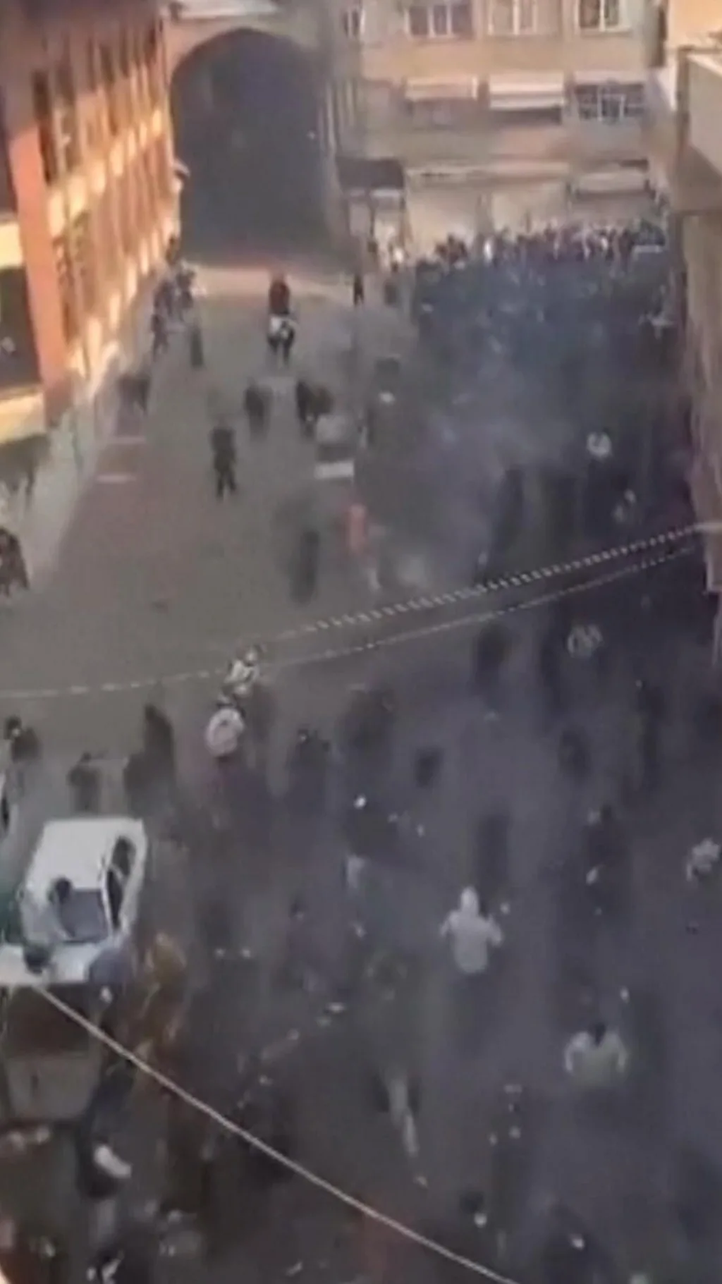 ઈરાનમાં એવું શું થયું કે પ્રદર્શન દરમિયાન 35થી વધુ લોકોનાં મૃત્યુ થયાં