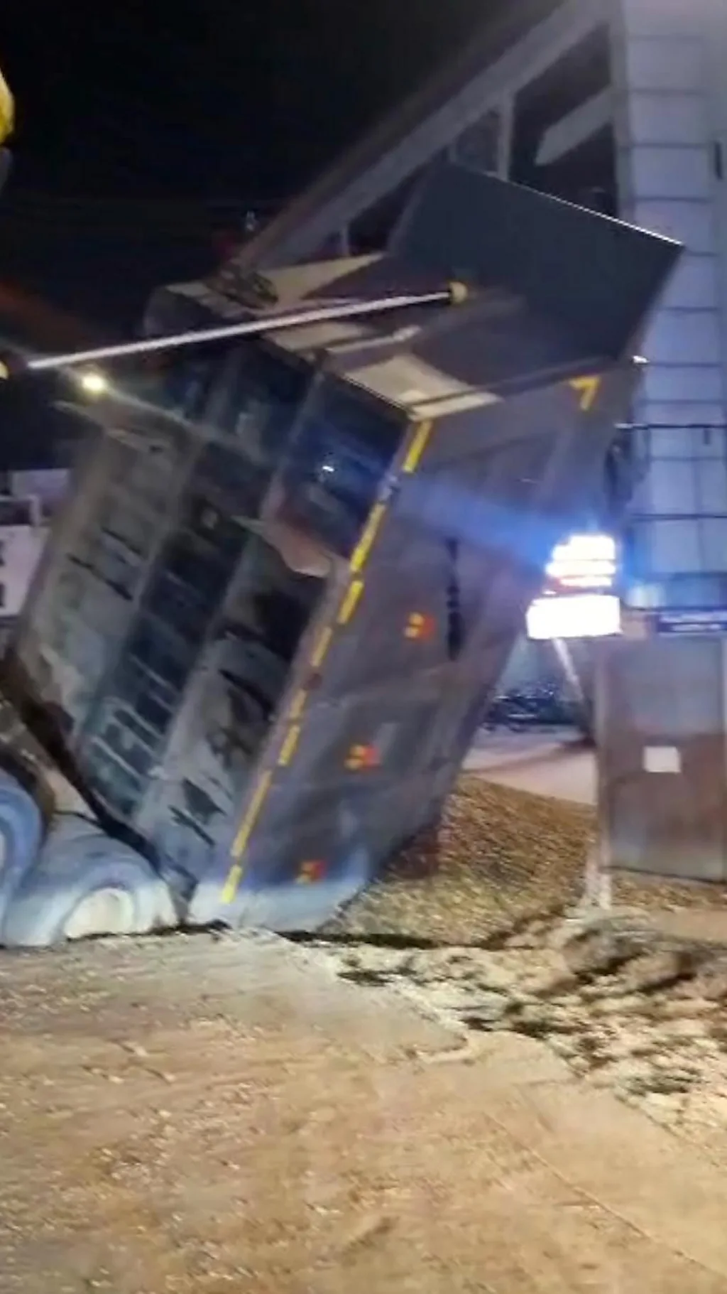 Vadodara : આ ટ્રક ખાડામાં કેવી રીતે ઘૂસી ગઈ?