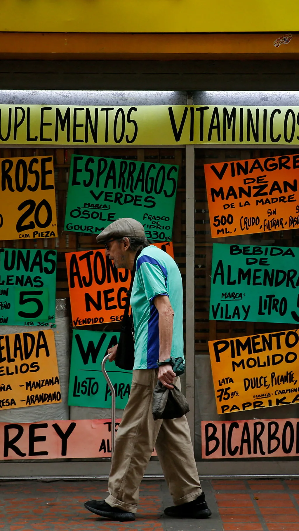 мужчина на фоне стены