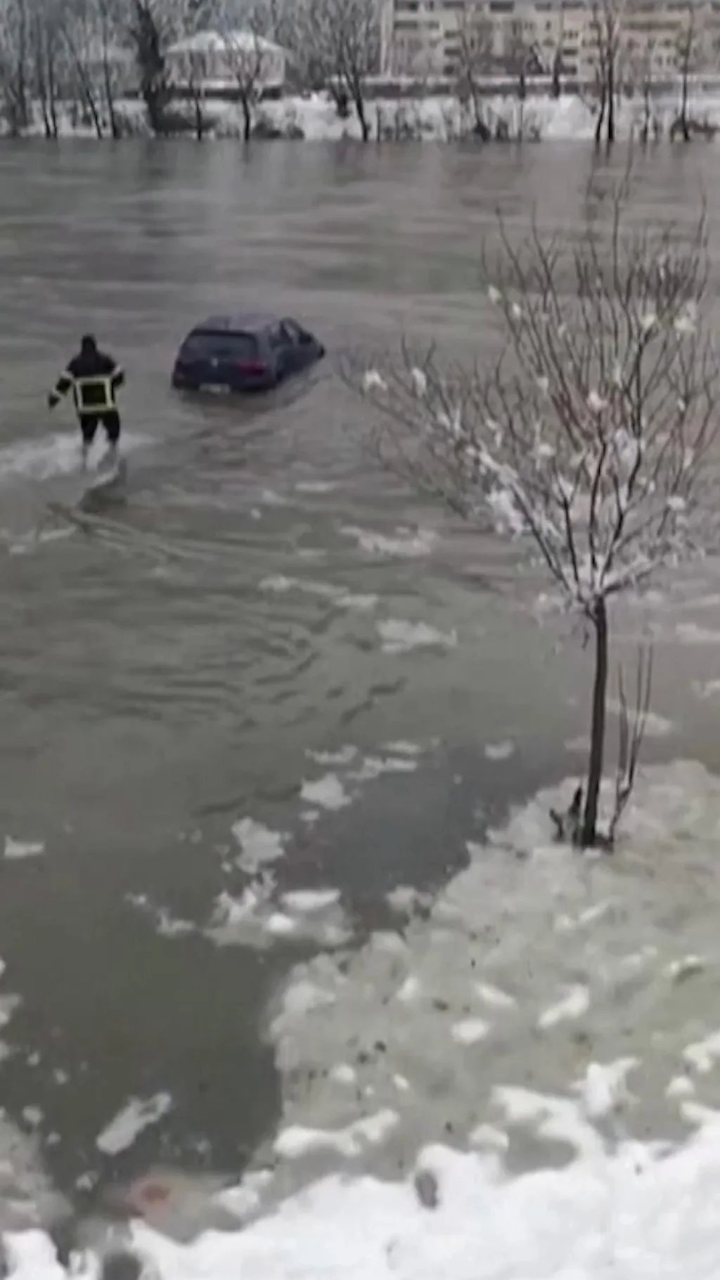 बर्फ़ीली नदी में डूबी कार को ऐसे निकाला गया