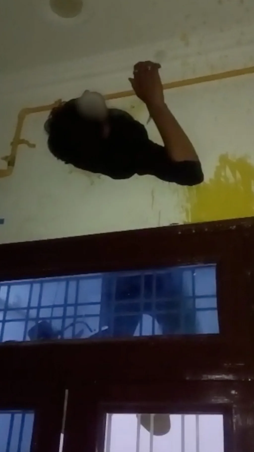 ගෙයක් බිඳීමට උත්සාහ කර සිදුරක සිරවූ පුද්ගලයෙකු බේරාගත් මෙහෙයුම