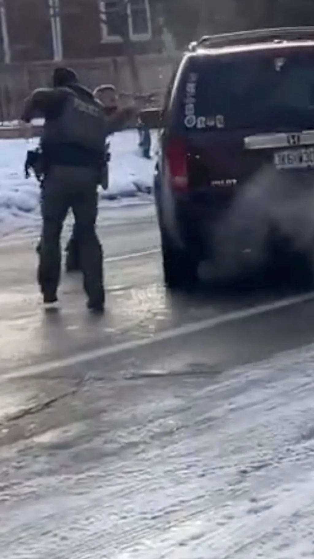 Правы ли были агенты ICE, когда стреляли по машине?