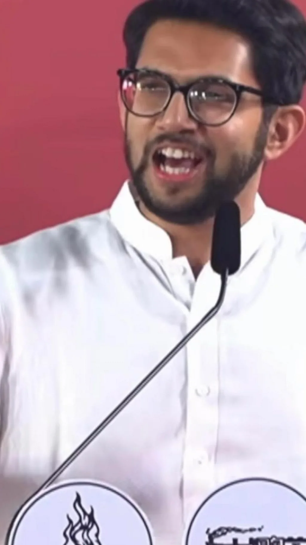 आदित्य ठाकरे मुख्यमंत्री देवेंद्र फडणवीसांची नक्कल करतात तेव्हा…