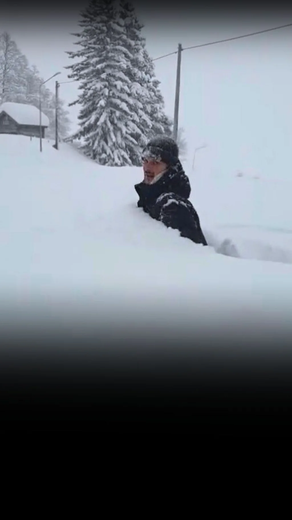 Це Сторкен. Його зріст 197 см. Він вирішив перевірити висоту снігу