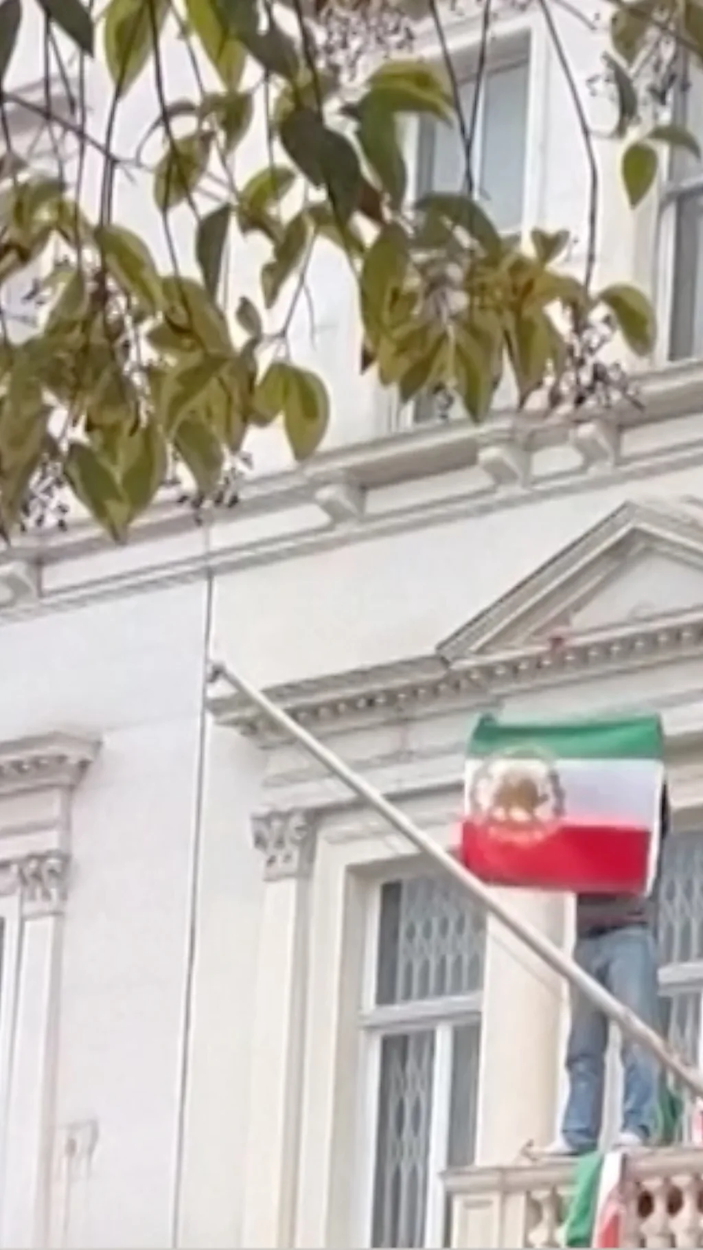 ඉරානයේ විරෝධතාකරුවන් ‘සිංහ සහ සූර්ය’ ධජය භාවිතා කරන්නේ ඇයි?