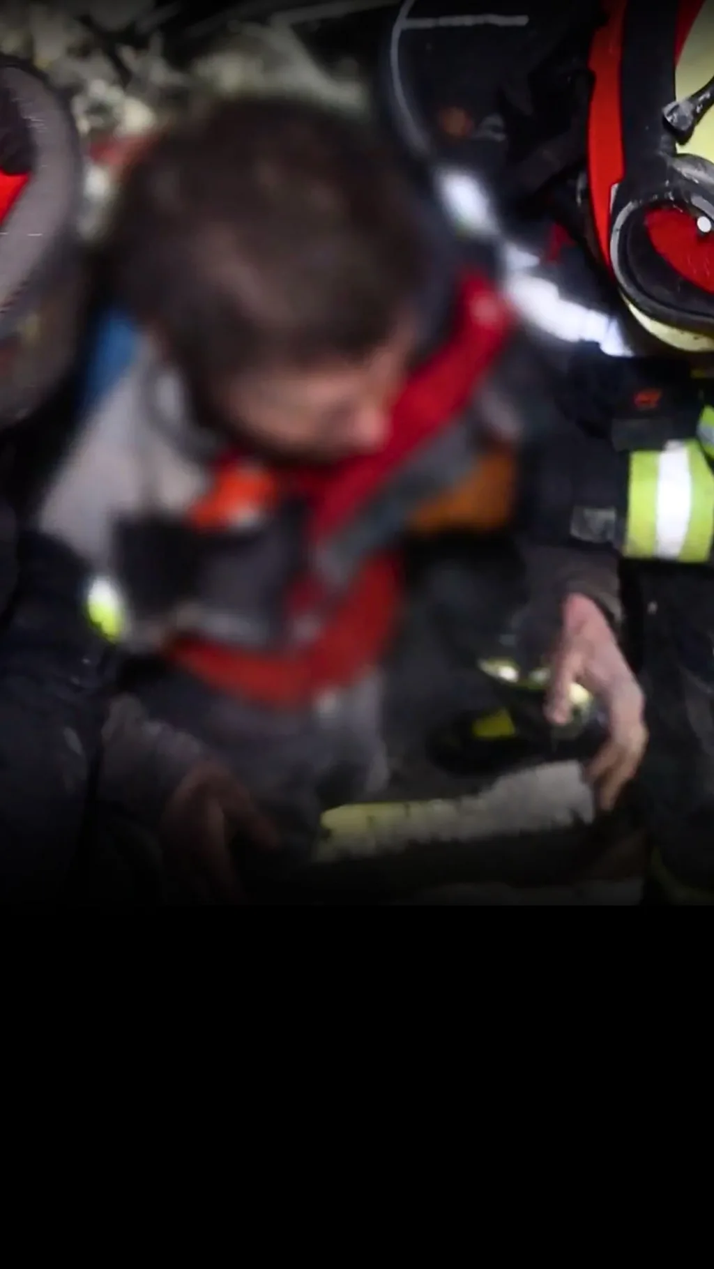 Порятунок людей з-під завалів терміналу "Нової пошти" під Харковом. Загинули чотири людини