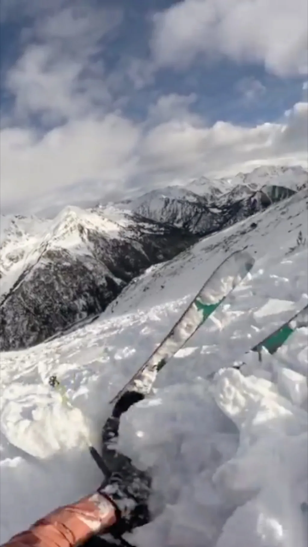 තරුණියක සහ සුනඛයෙකු හිම කුණාටුවකට හසුවූ මොහොත