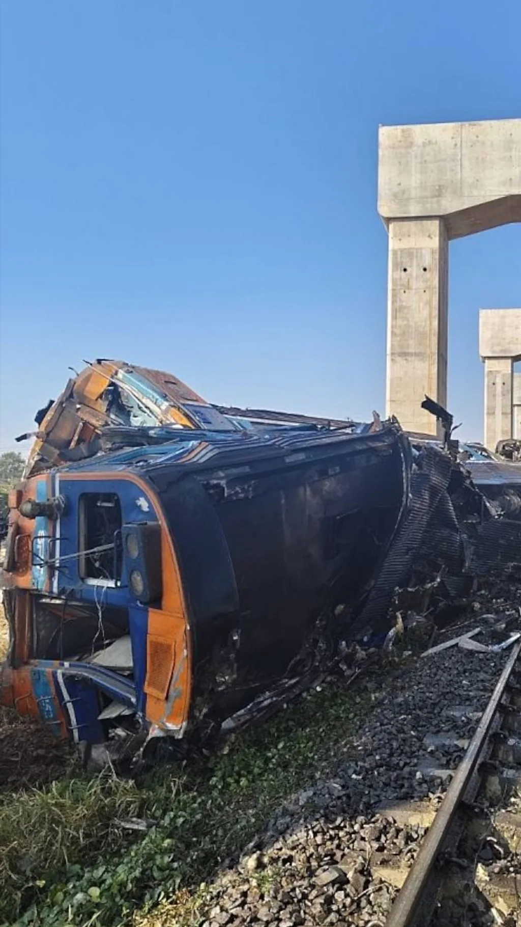 Обрушившийся вагон поезда лежит на боку около путей