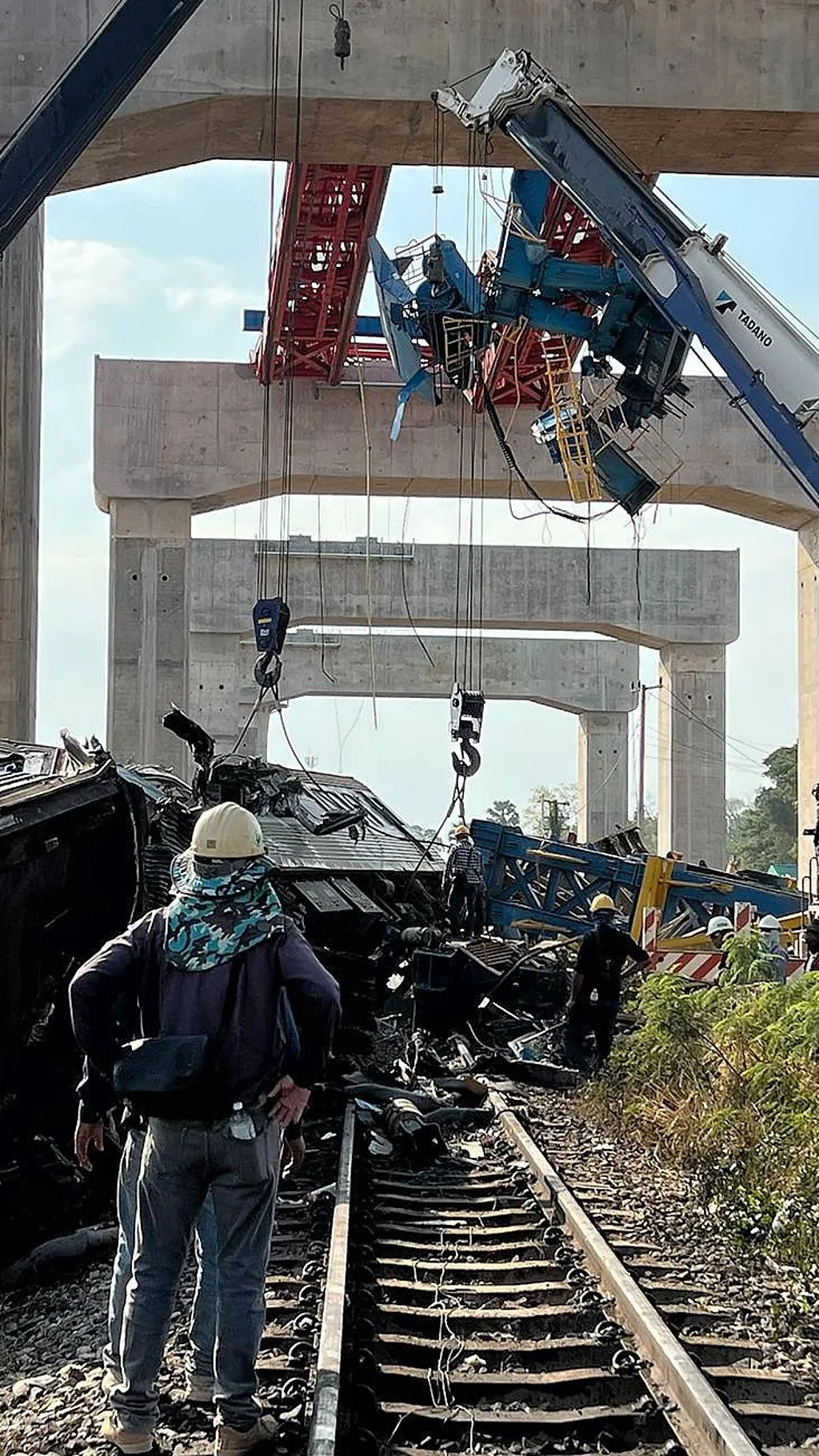 เครน ถล่ม รถไฟ