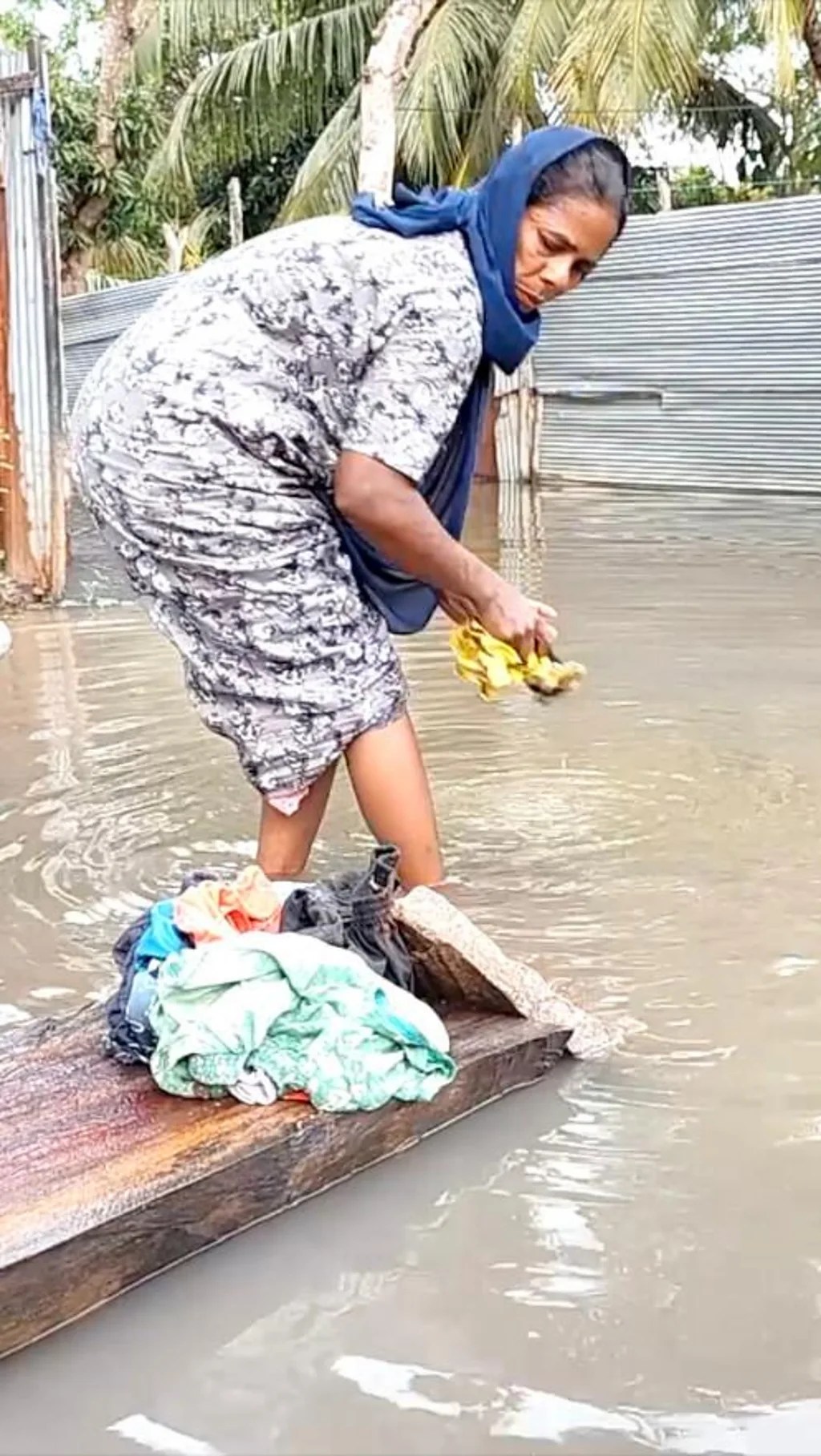 'වතුර මෙහෙන් හිදිලා යන්නේ නැහැ. වතුර පිටවෙන්න මාර්ගයක් නැහැ'