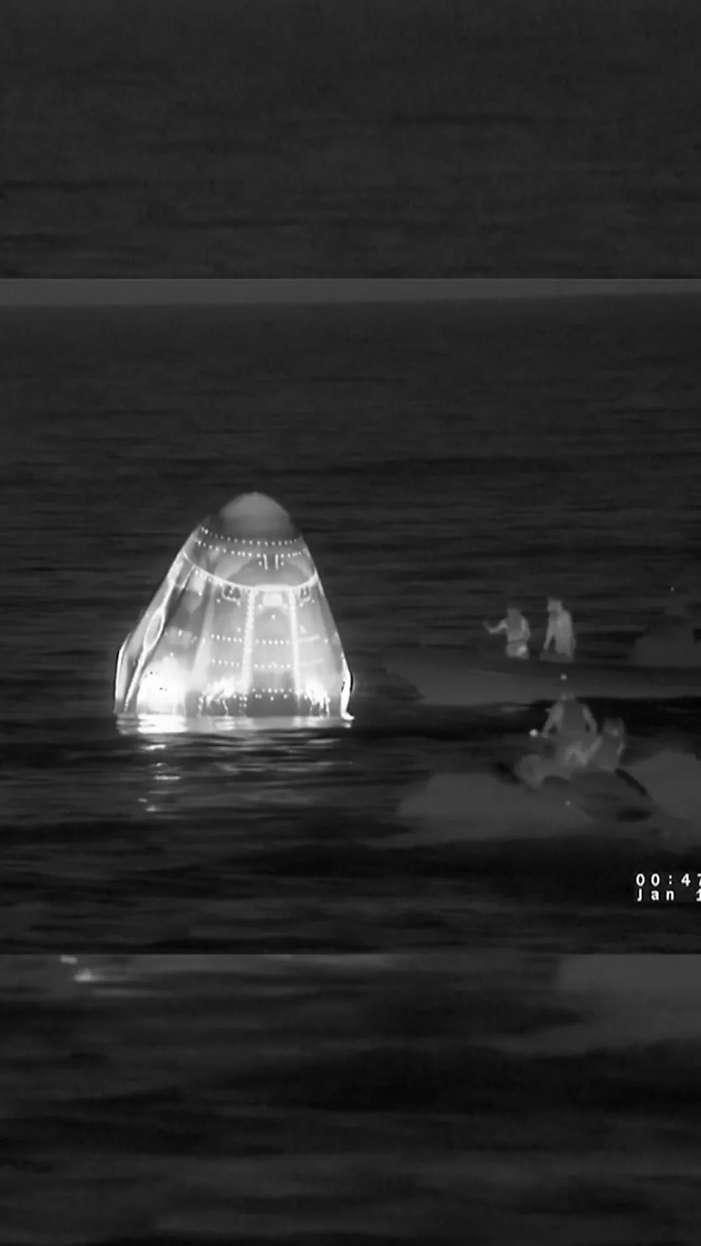 Космический корабль в воде к нему подходят лодки