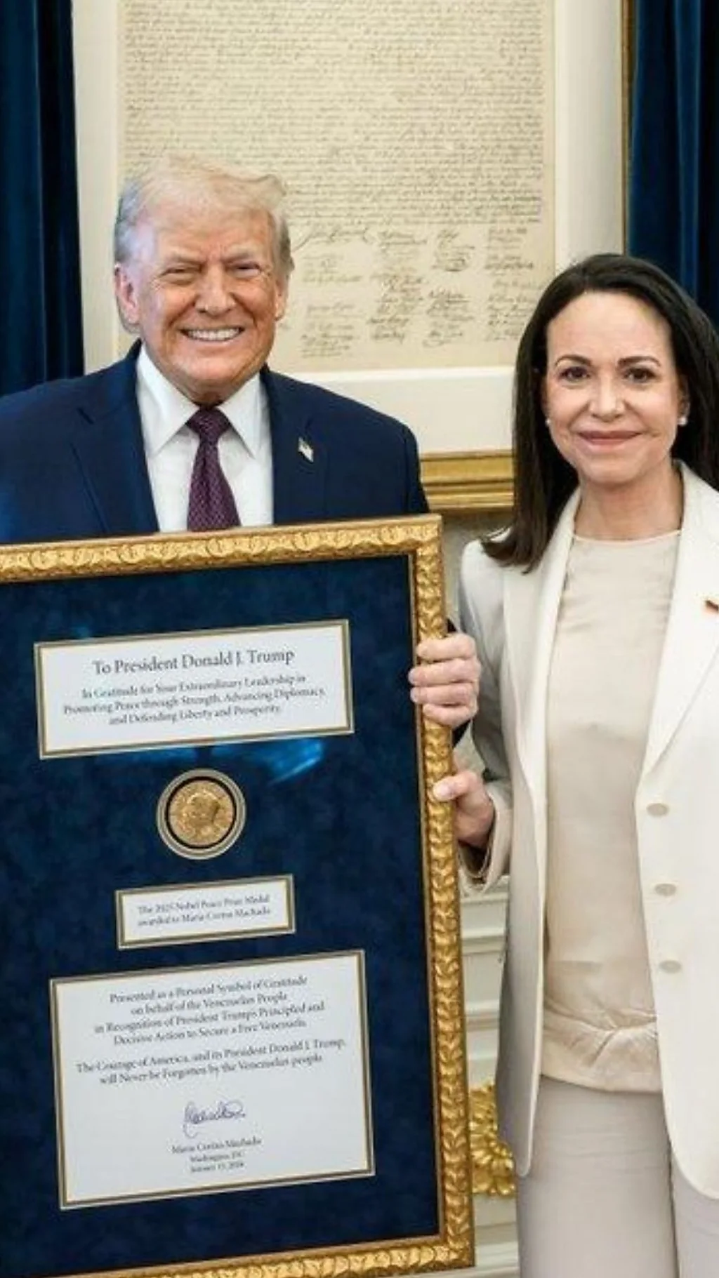 वेनेज़ुएला की मचादो ने ट्रंप को सौंपा नोबेल शांति पुरस्कार का मेडल