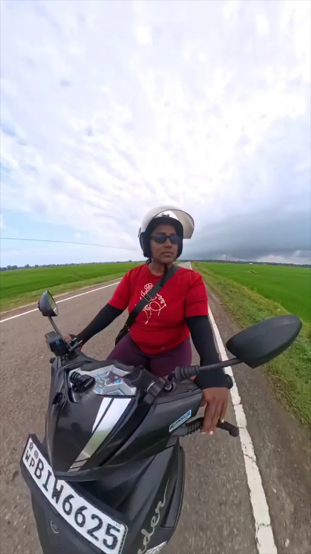 යතුරු පැදියෙන් තනිව රට පුරා ගිය තුෂාරා සමන්මලී