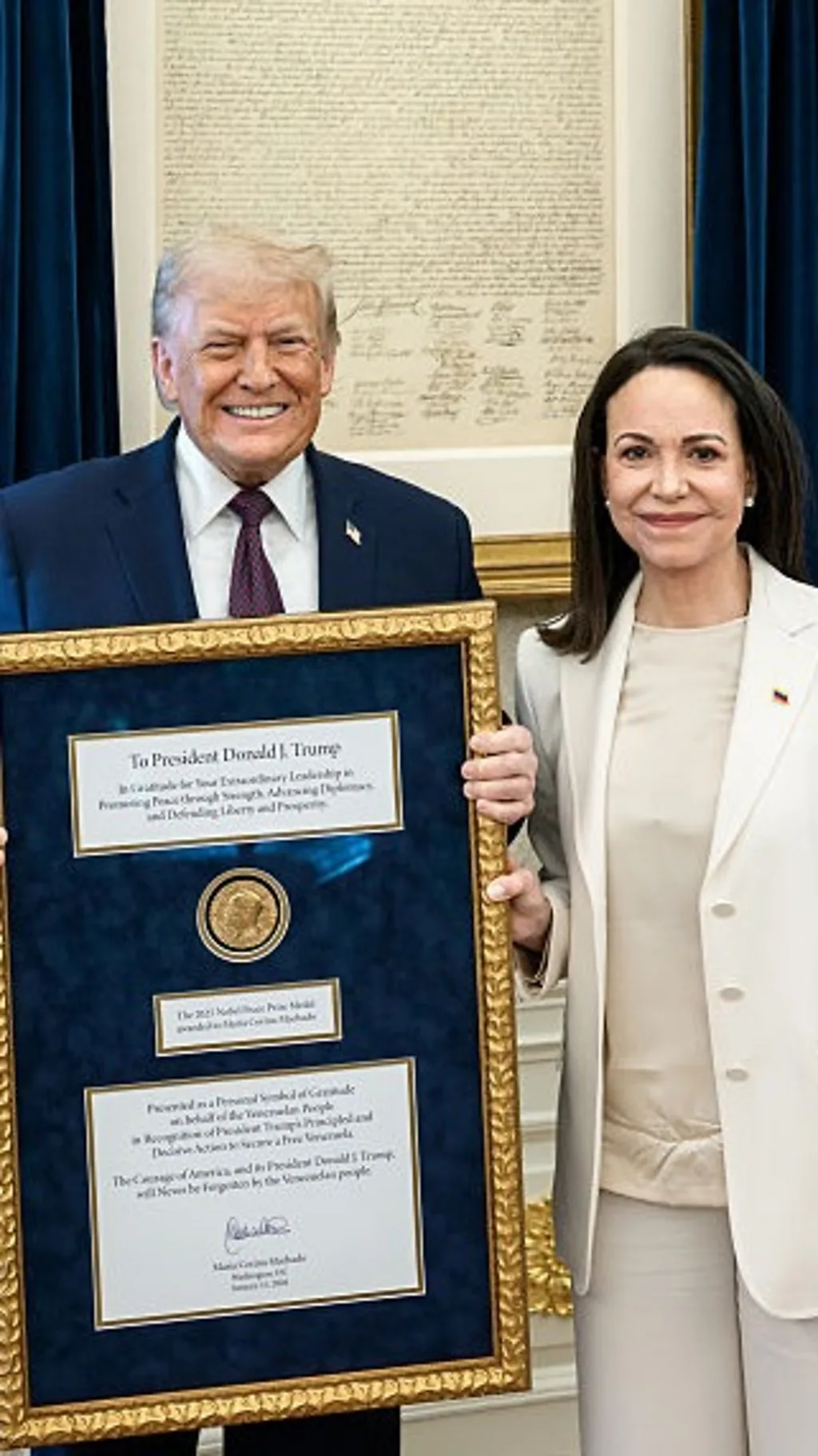Дональд Трамп с медалью Нобелевской премии мира в руках рядом с лидером венесуэльской оппозиции