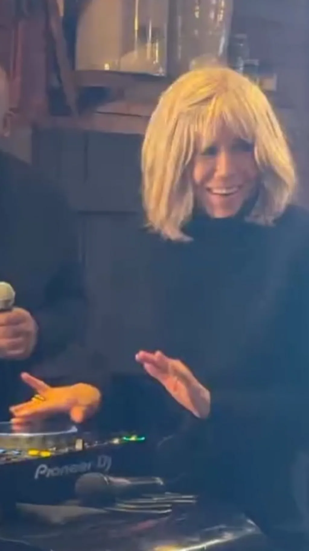 Брижит Макрон за пультом диджея