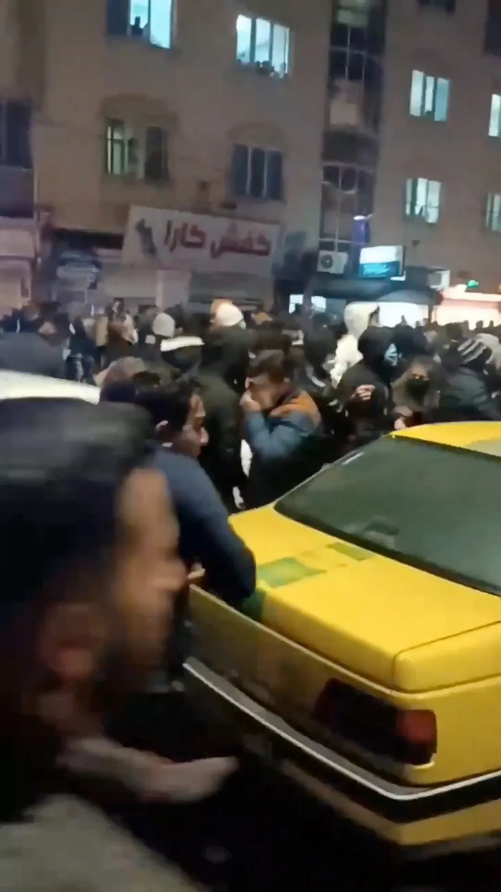 Толпа людей на улице