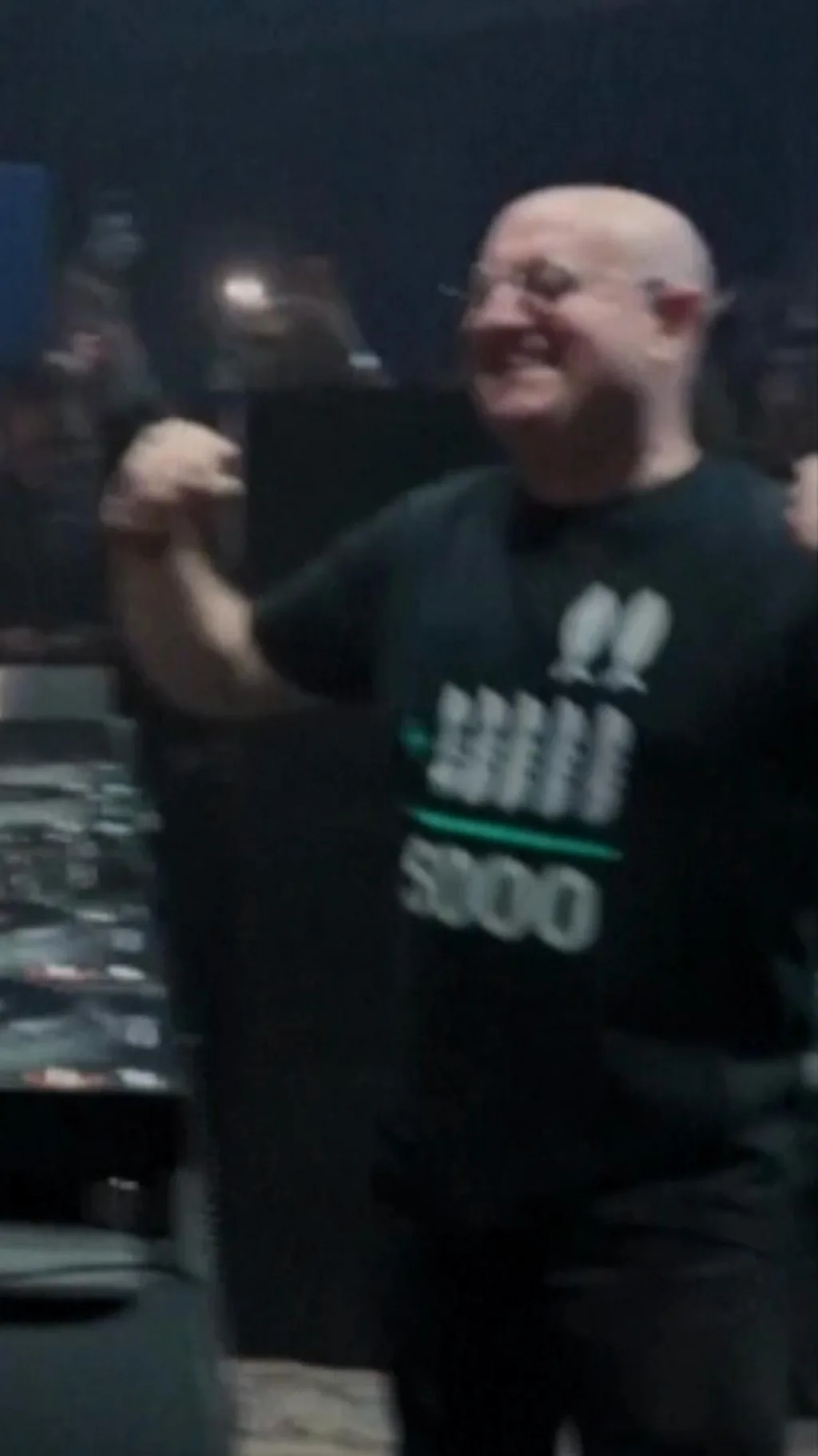 એ ભાઈ જે દિવસે પાદરી હોય છે અને રાત્રે ડીજેનું કામ કરે છે!