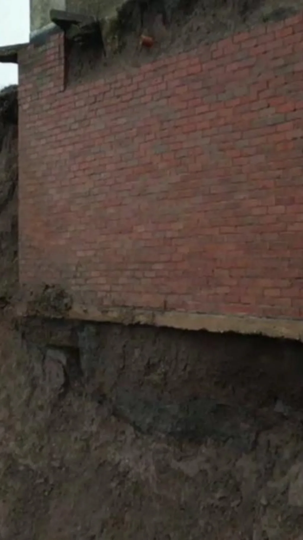 கீழே விழும் அபாயத்தில் பழமையான பதுங்கு குழி