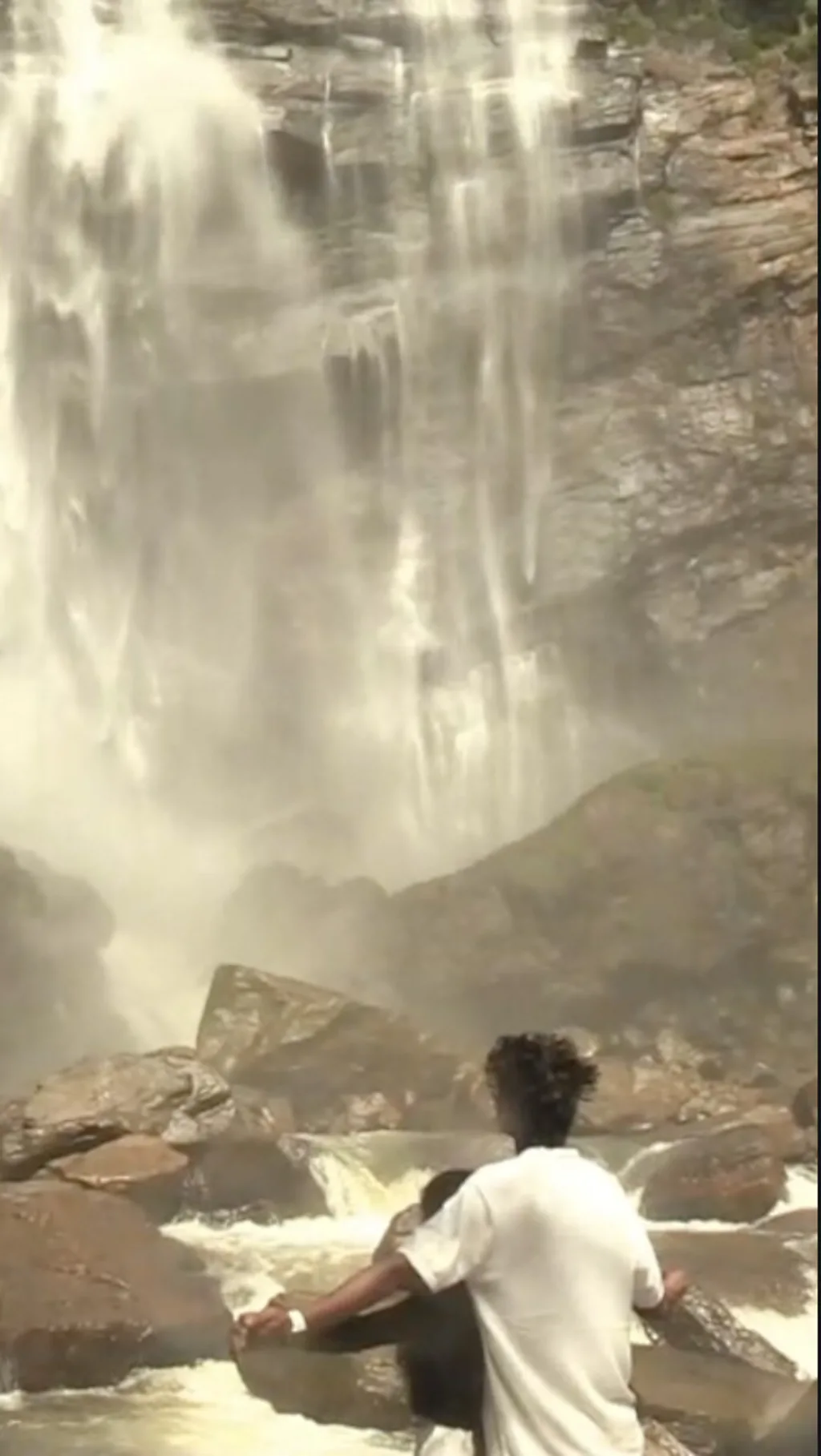 බෝඹුරු ඇල්ලේ සුන්දරත්වය විඳින්න එන සංචාරකයෝ