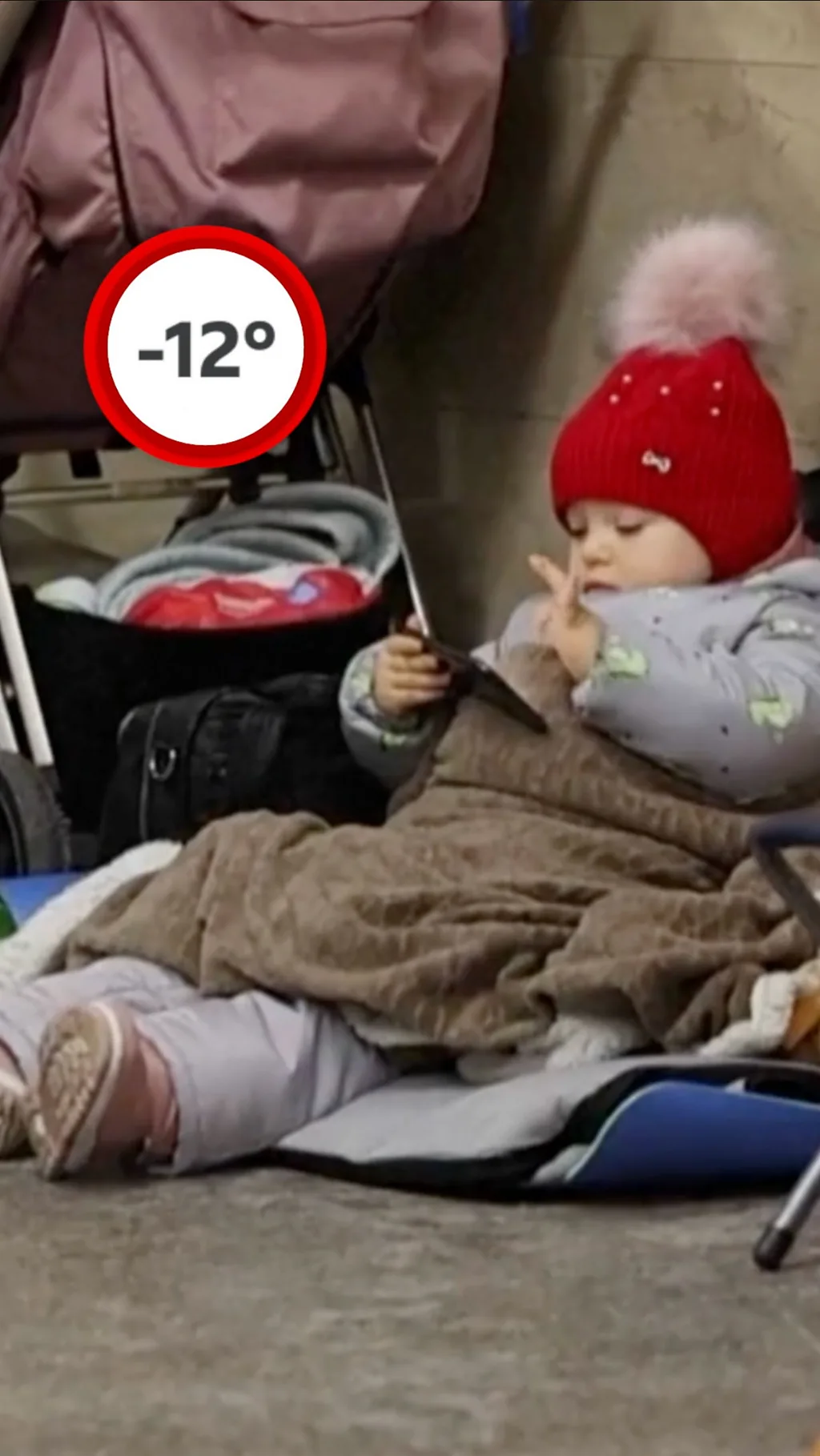 Ребенок сидит на полу в метро