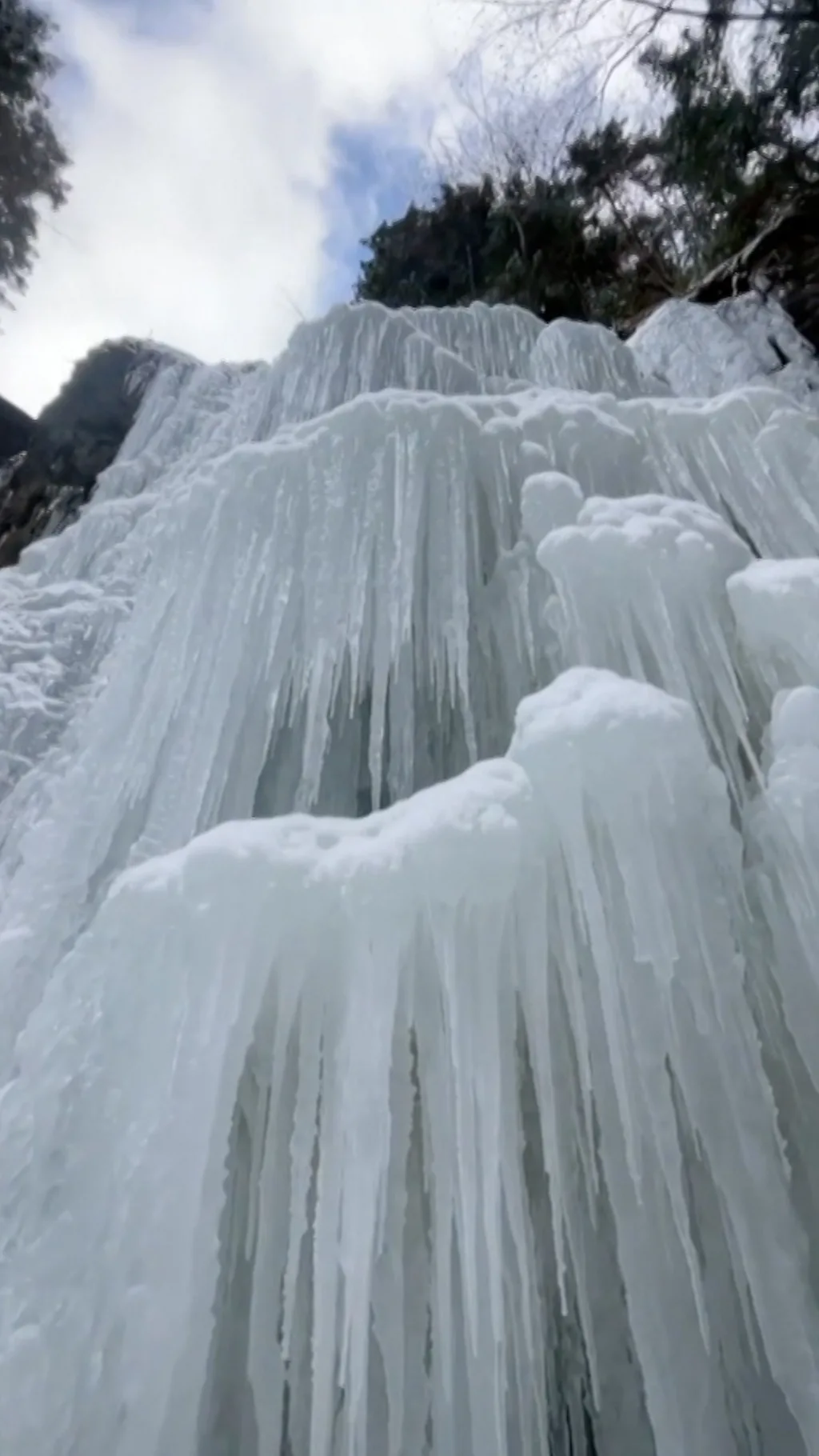 यूक्रेन की पहाड़ियो में जमा झरना, देखने के लिए जुटे लोग
