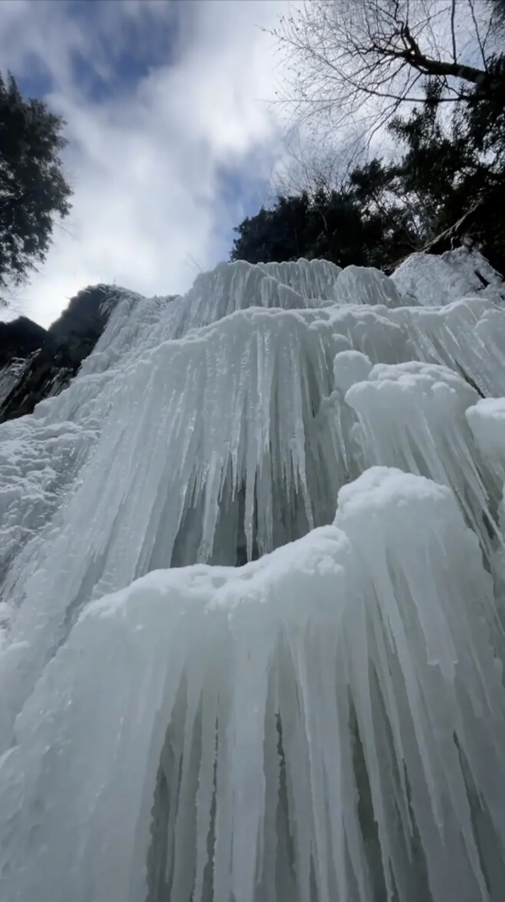 ජලය සම්පූර්ණයෙන්ම මිදුණු දුර්ලභ දිය ඇල්ලක්