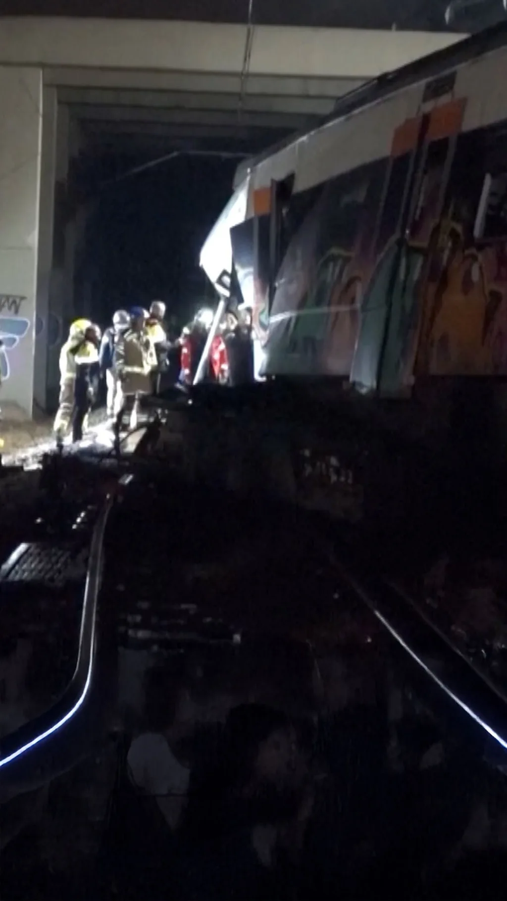 Спасатели рядом с поездом