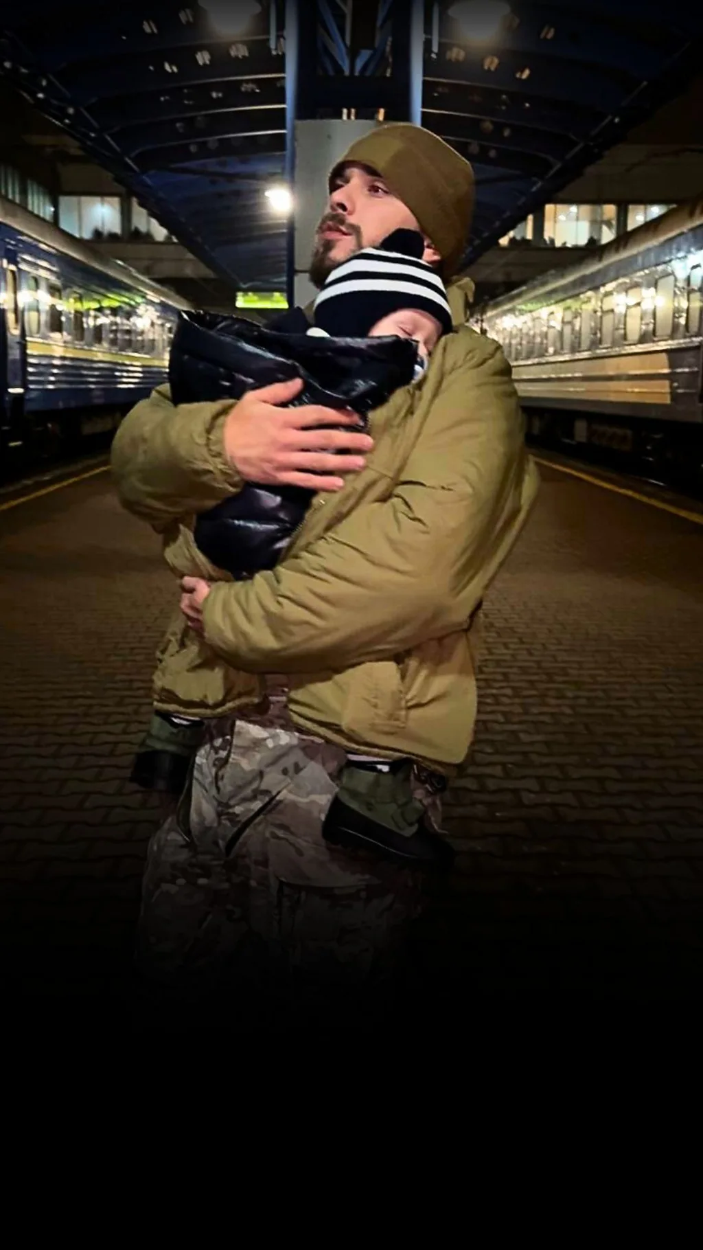 Вокзал у Києві. Військовий проводжає рідних