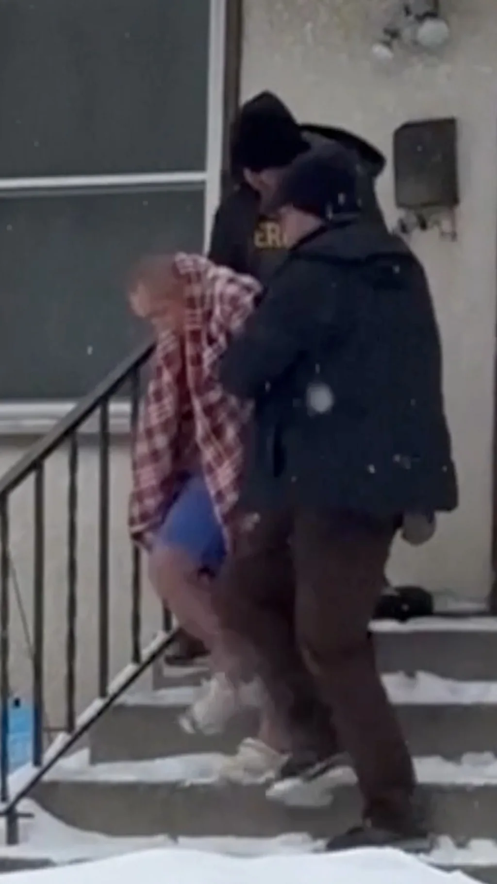 мужчину в одном белье ведут двое федеральных агентов