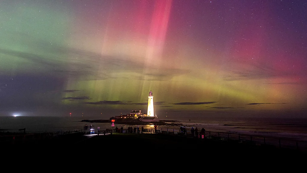 The Northern Lights over a lighthouse (Credit: Wil Photography)