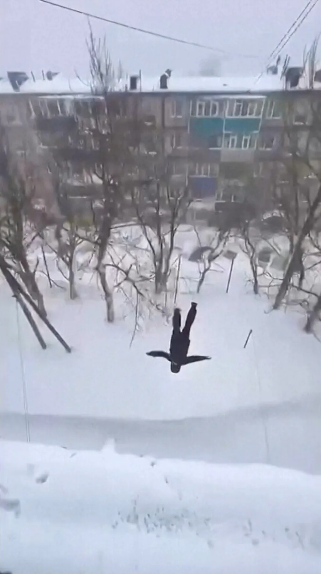 රුසියාවේ වාර්තාගත හිම පතනයක් අතර මිනිසෙක් හිමට පනියි