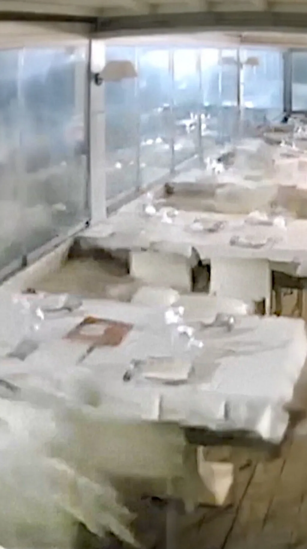 හැරී කුණාටුව නිසා ඉතාලි අවන්හලකට මුහුදු රළ ගසාගෙන ආ හැටි