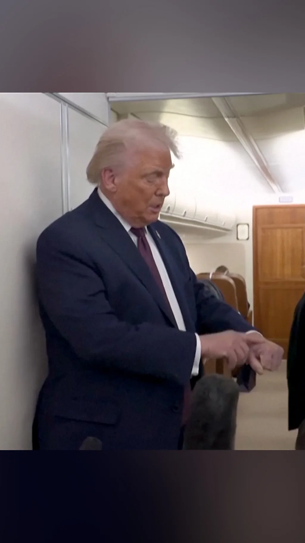 हाथ के निशान पर सवाल पूछा तो डोनाल्ड ट्रंप ये बोले