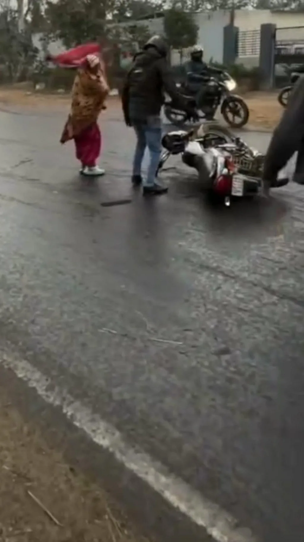 यूपी के अमरोहा में ऐसा क्या हुआ कि वहां बाइक्स फिसलने लगीं?