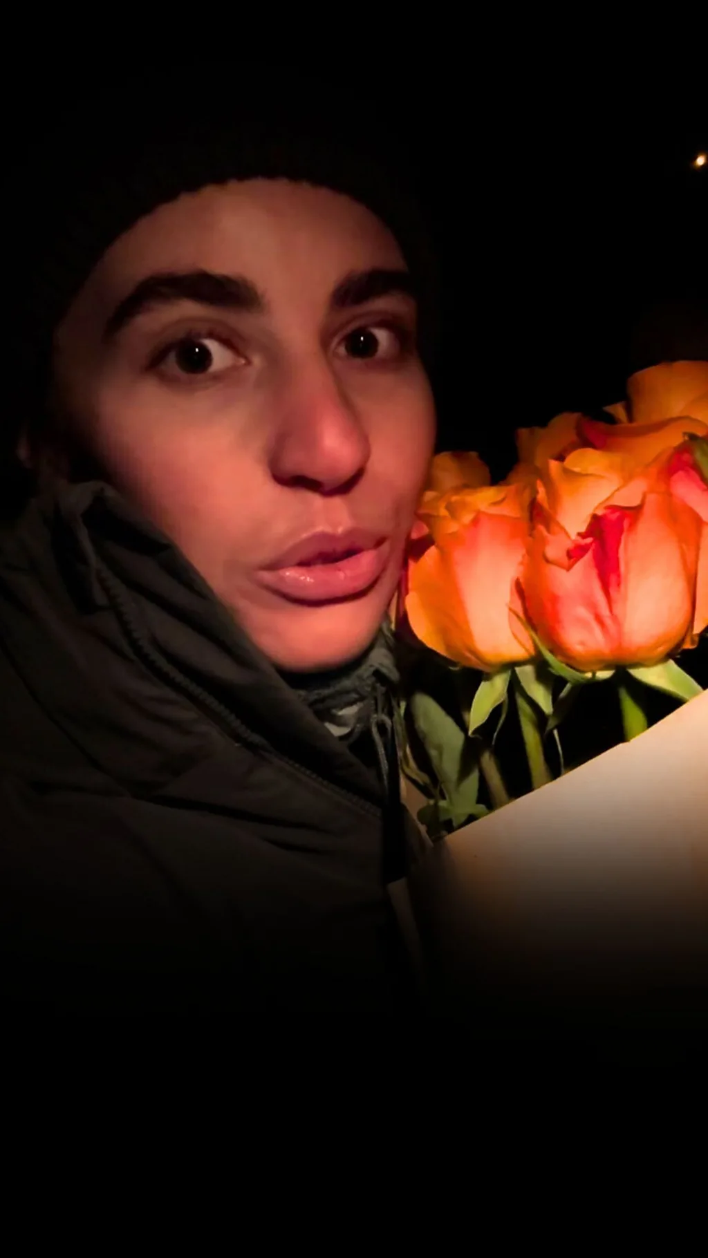 Військова подарувала квіти своєму чоловіку. Якою була реакція?