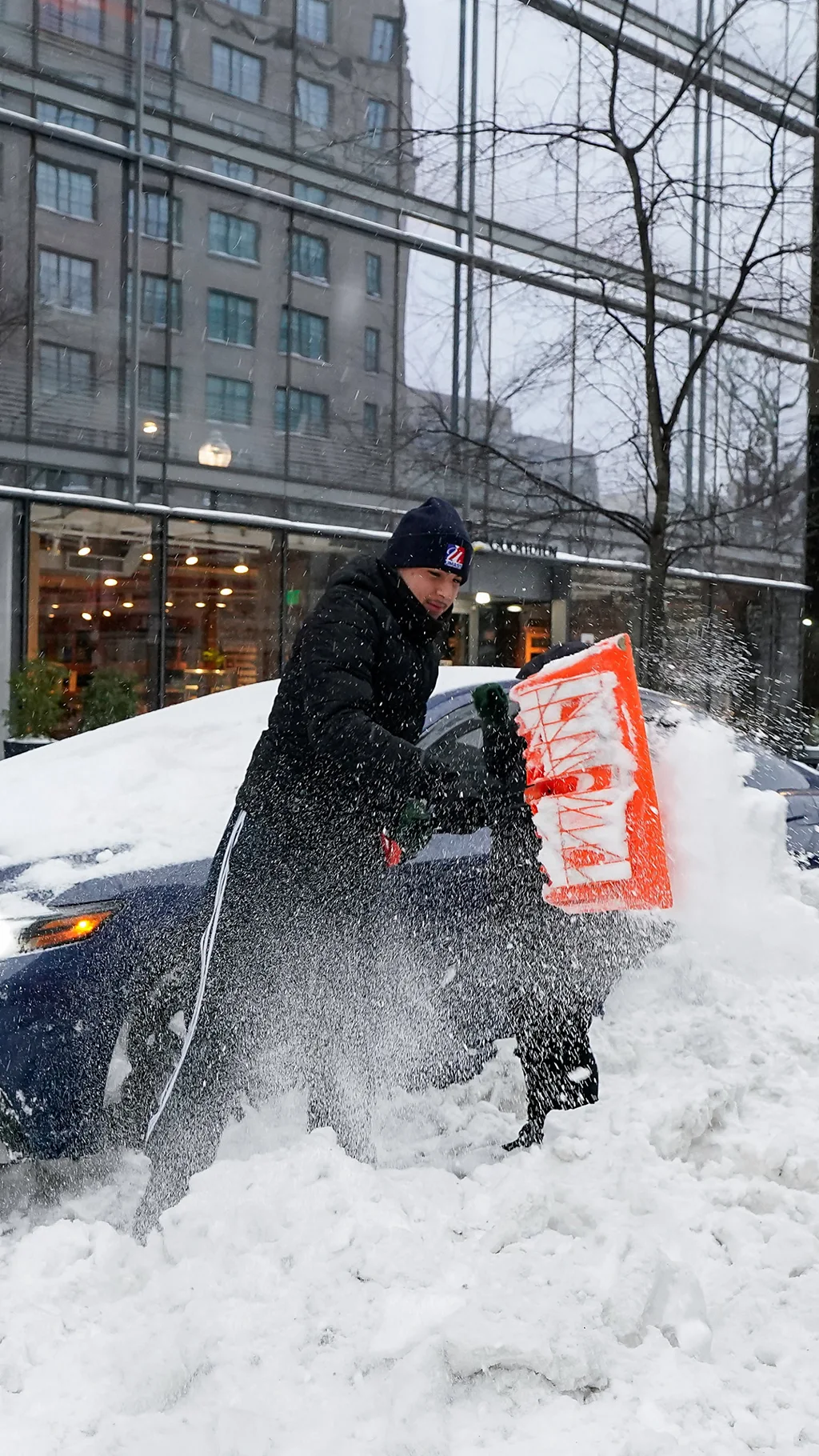 мужчина убирает снег