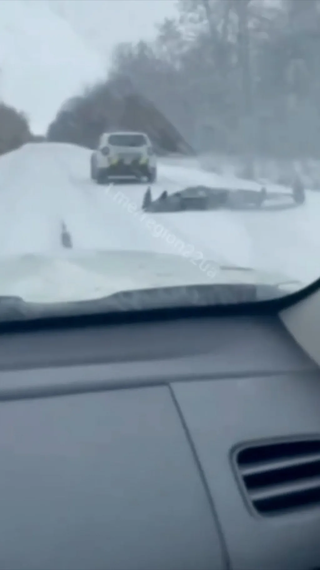 поліцейське авто тягне шахед