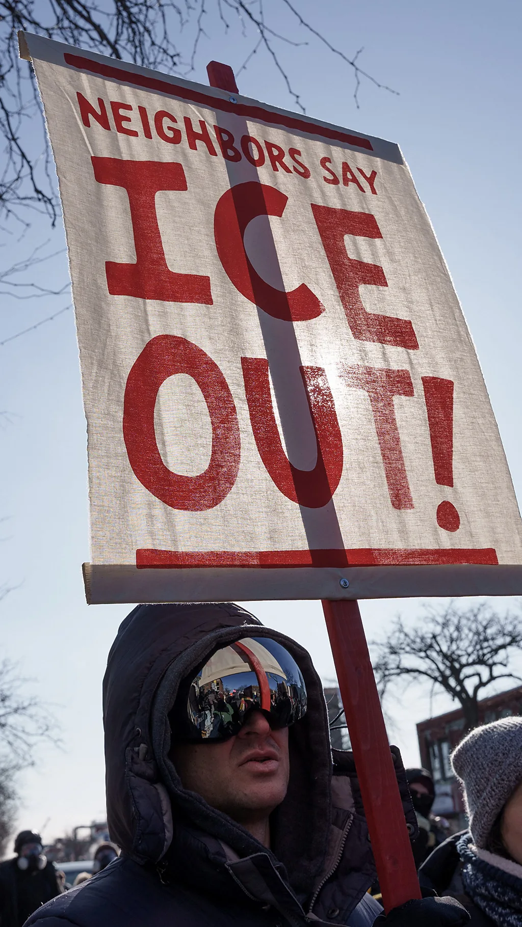 протестующий с плакатом