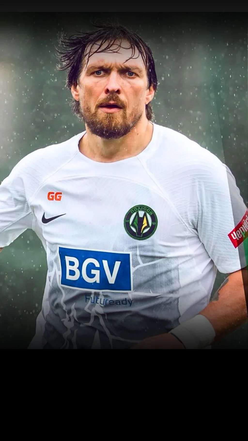 Перед вами боксер Олександр Усик. Але він не на звичному рингу, а на футбольному полі