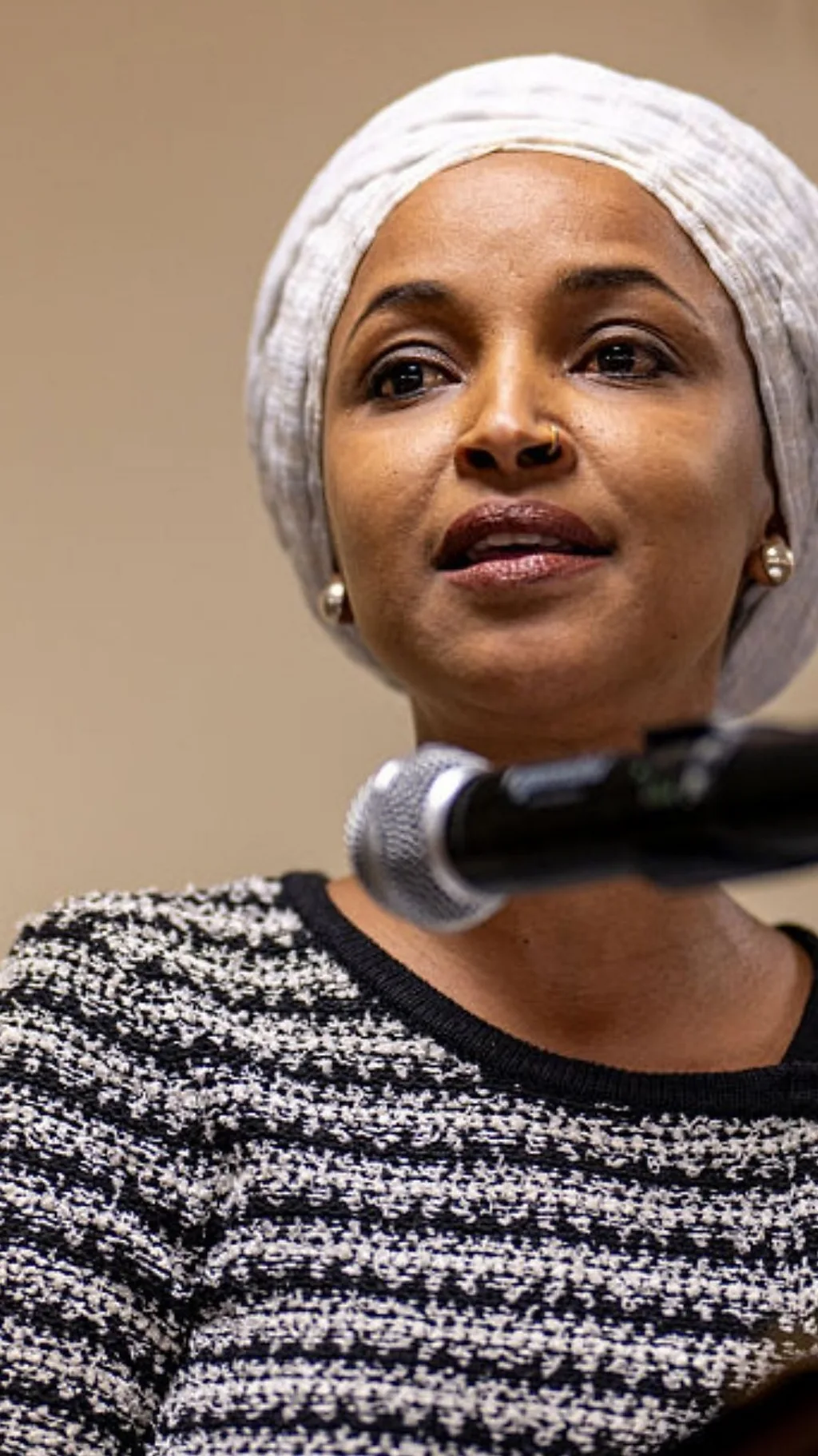 जब एक शख़्स ने फेंका अमेरिकी सांसद इलहान उमर पर लिक्विड