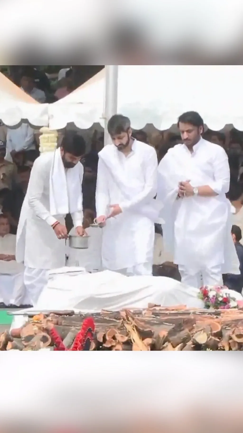 अजित पवार का अंतिम संस्कार, दोनों बेटों ने दी मुखाग्नि