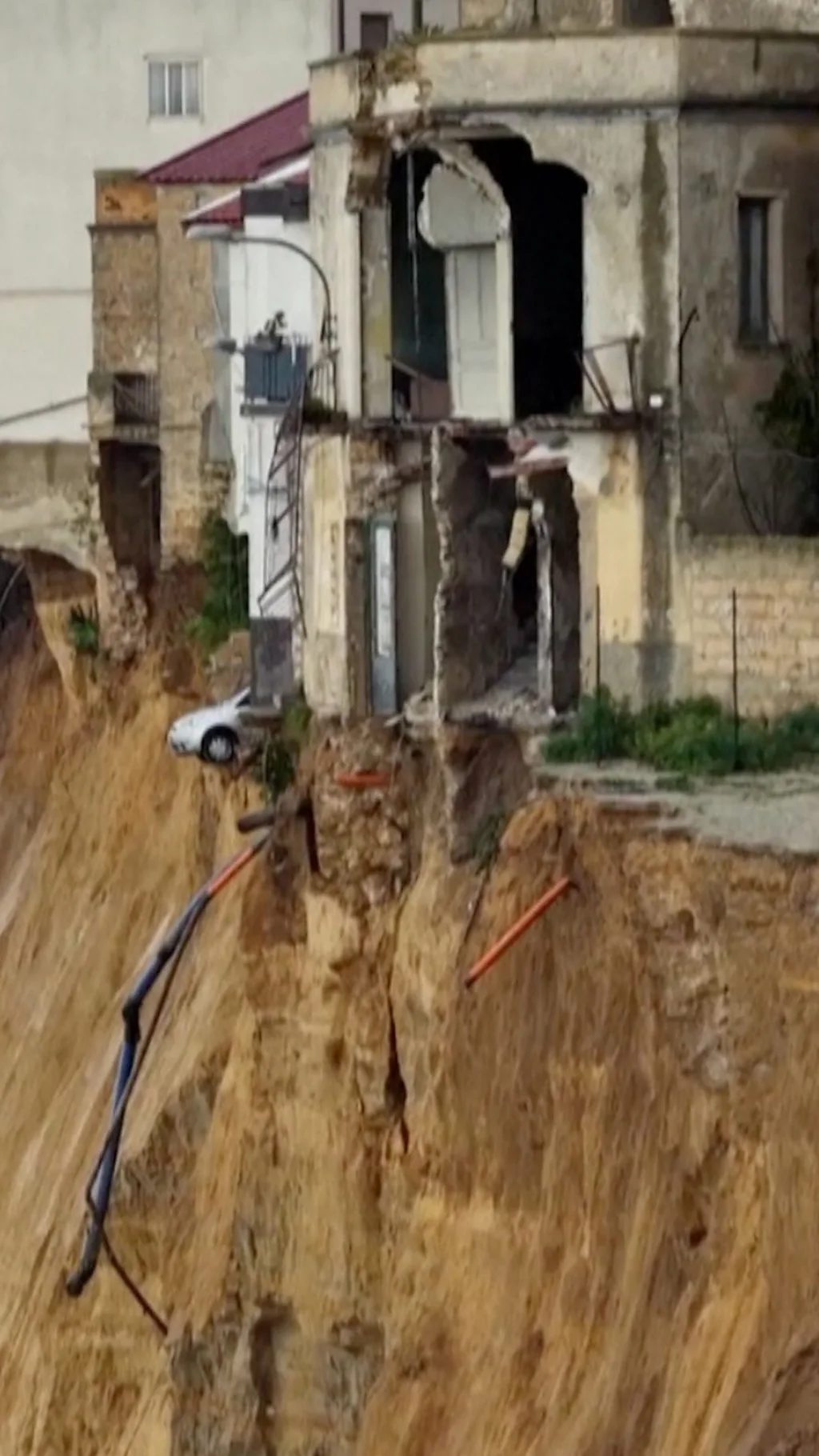 इस शहर में जमीन खिसकने की वजह से गिरने की कगार पर हैं कई मकान