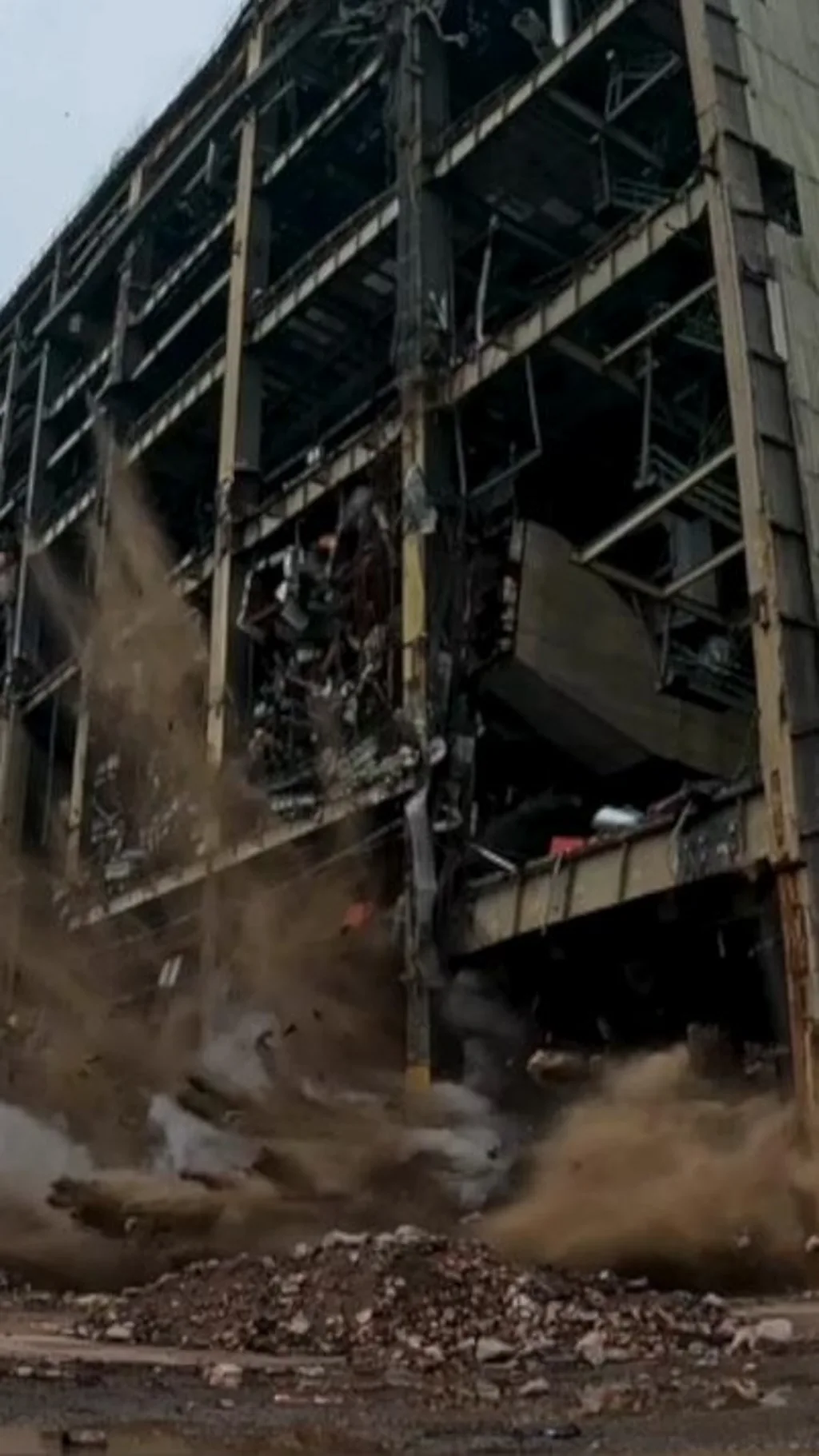 தகர்க்கப்பட்ட பிரமாண்ட மின் நிலைய கட்டடம்