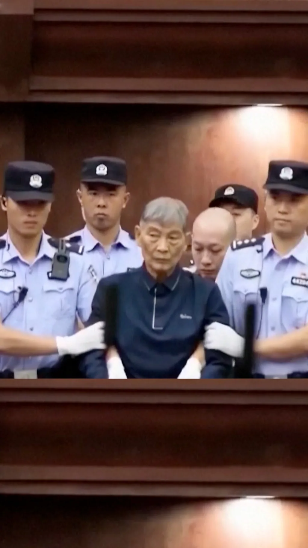 Мужчину вводят в зал суда приставы