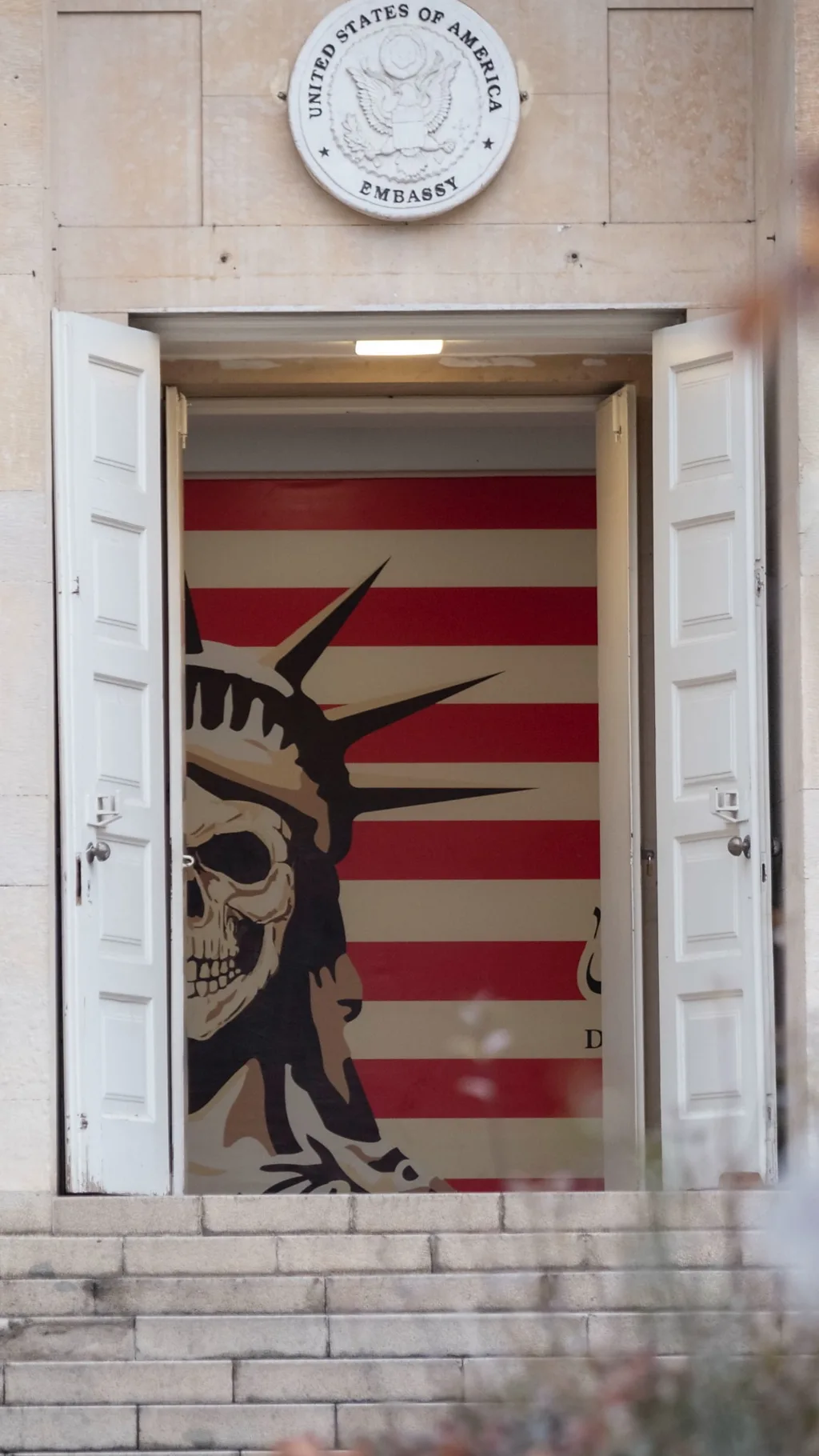 Антиамериканский мурал в Тегеране