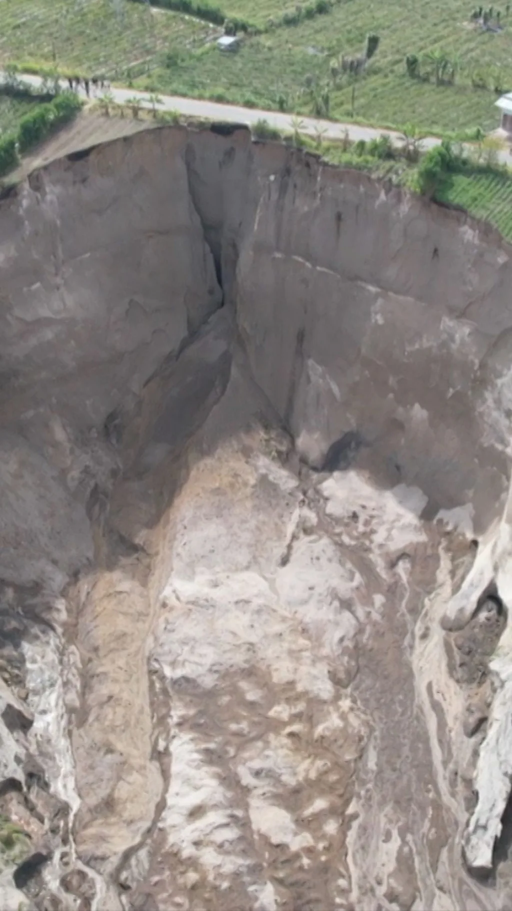 Indoneziyada 3 gektar yer cho‘kdi