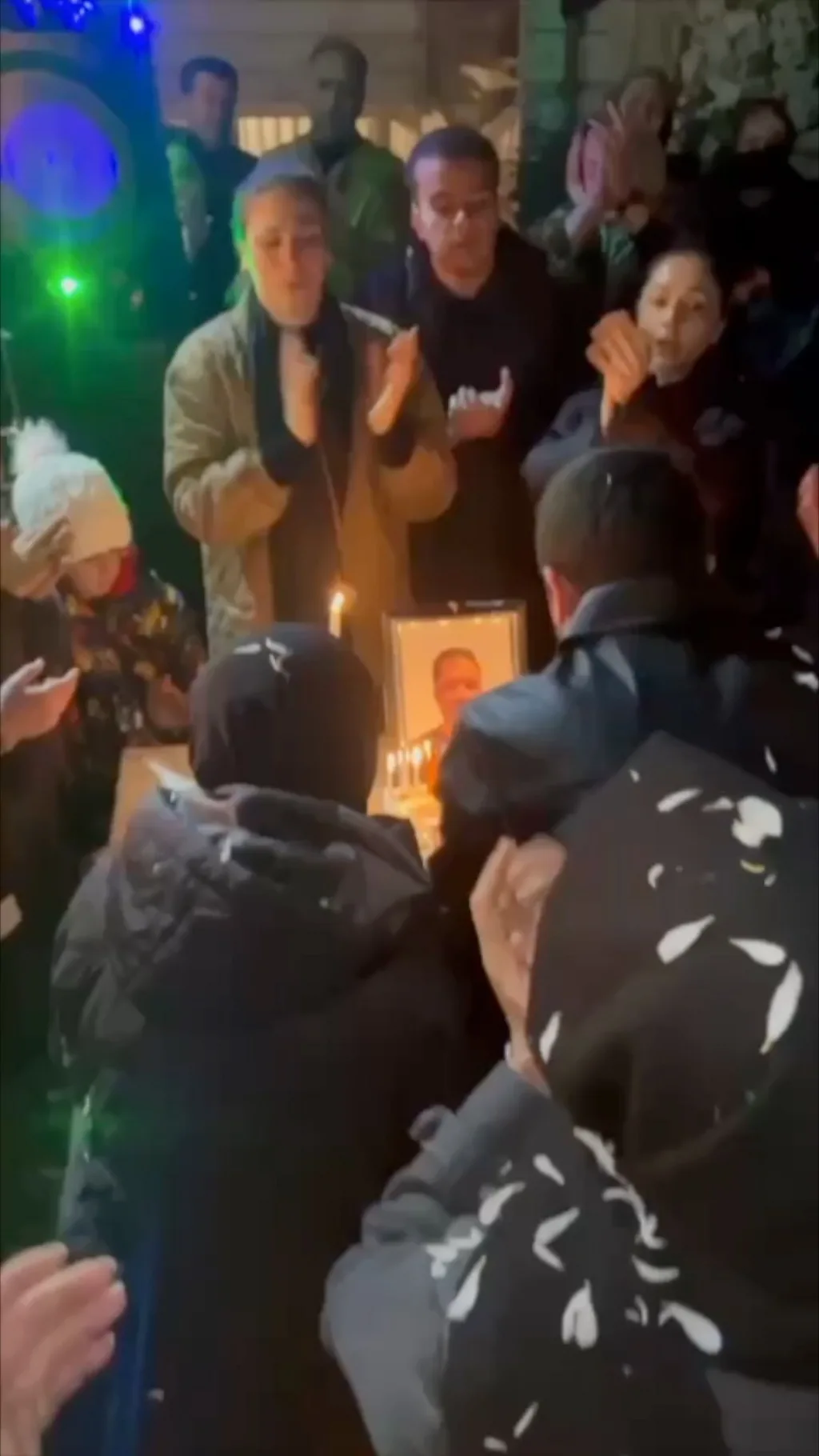 Группа людей аплодирует